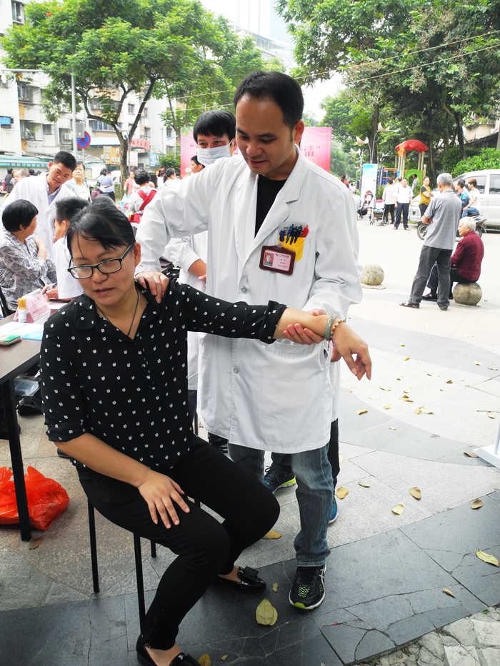 肖笠副主任医师在为患者诊疗.JPG