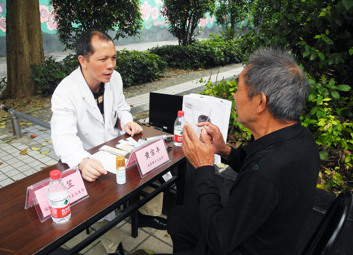 黄宗丰主治医师在接受患者咨询.JPG