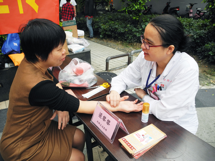 梁黎黎主治医师在查看患者病情.JPG