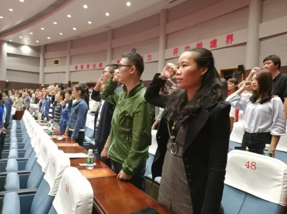情景课后,所有党员重温入党誓词.png