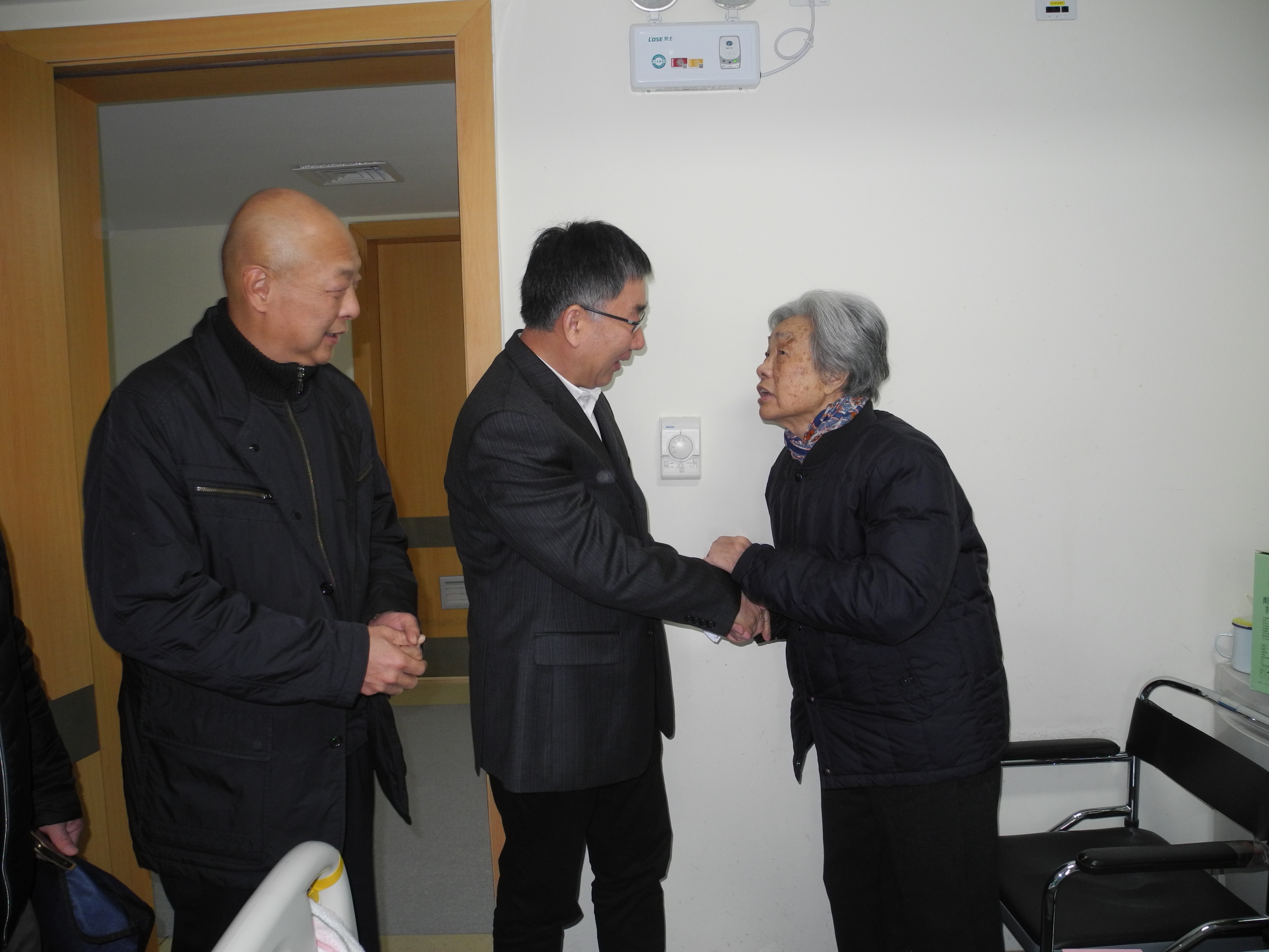 1518313163437245.jpg 001缪剑华主任、胡德宏院长慰问离休老干部肖韬.JPG