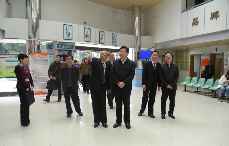 1518335705950959.jpg 001黄日波副主席和自治区各部门领导在我院门诊及临床科室进行实地调研,胡德宏院长、党委韦浩明书记陪同.JPG