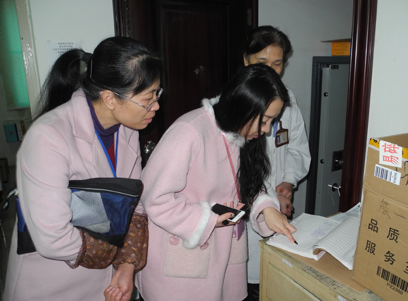 003安全生产小组成员在对毒麻药品情况进行检查.JPG