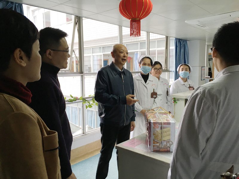 002胡德宏院长慰问临床科室值班人员.jpg