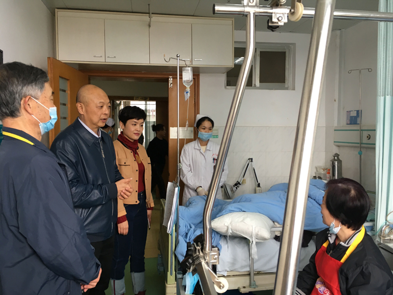 003胡德宏院长慰问在院患者及家属.jpg