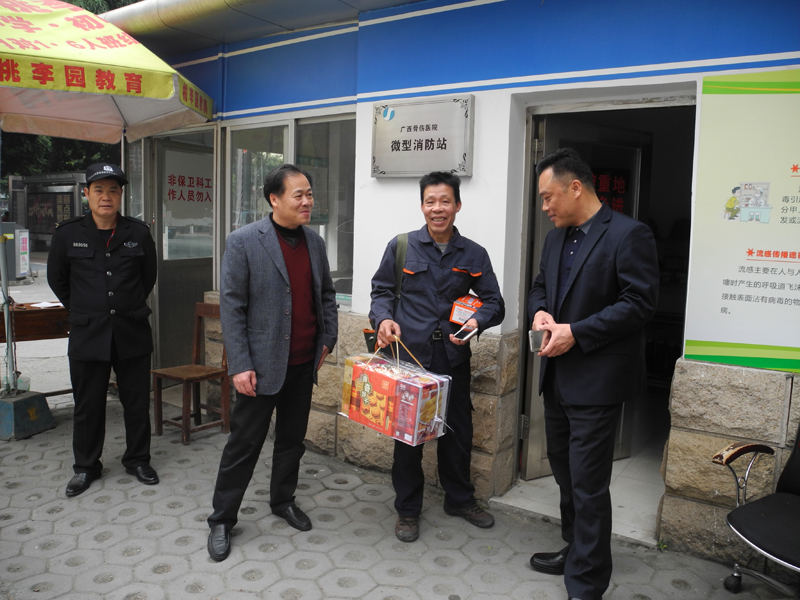 004梁建中副书记慰问后勤值班人员.JPG