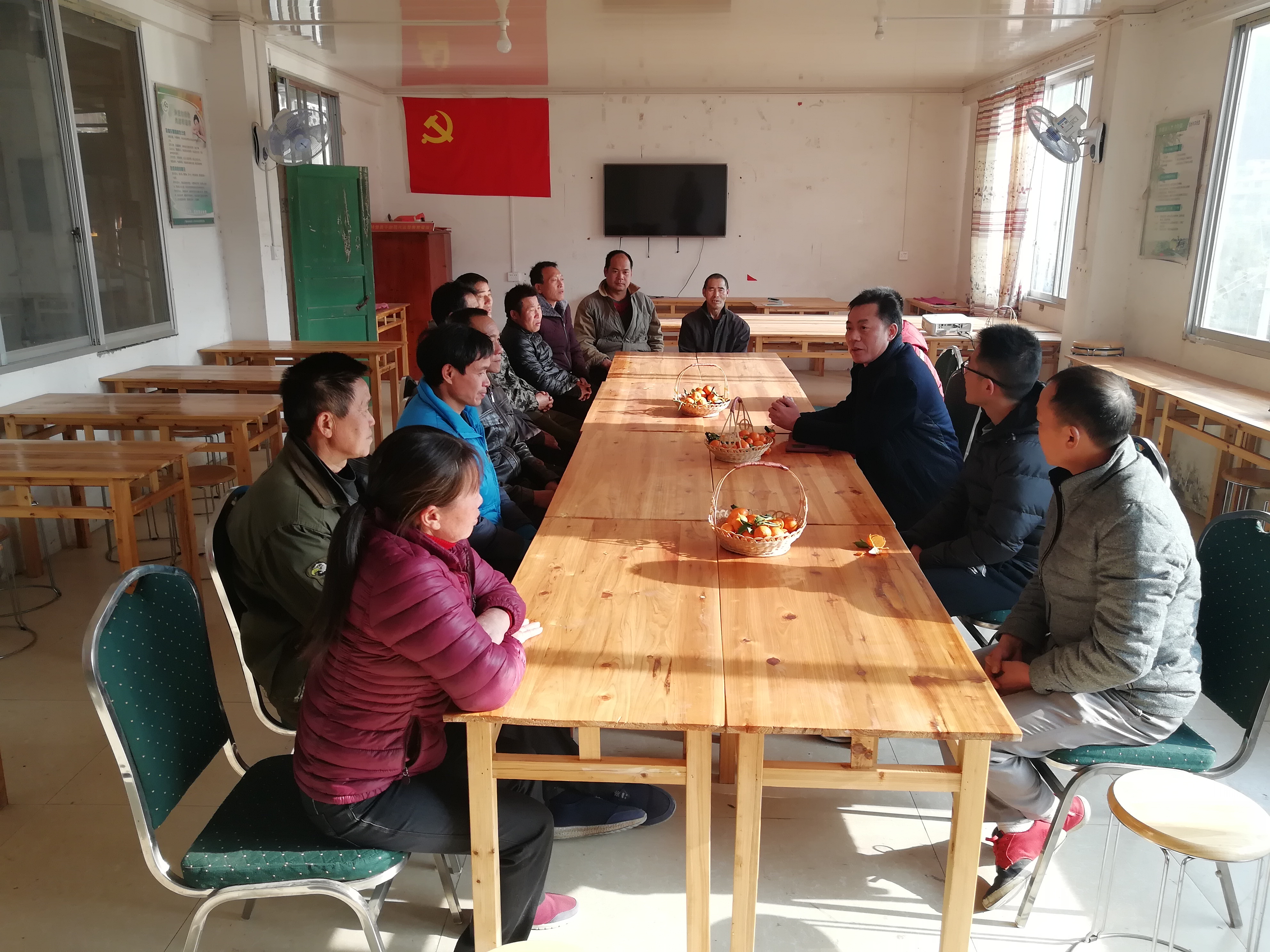 韦浩明书记在座谈会上了解贫困户情况.jpg