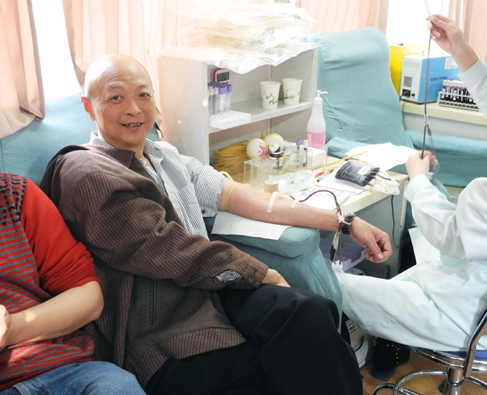 001胡德宏院长在献血.JPG