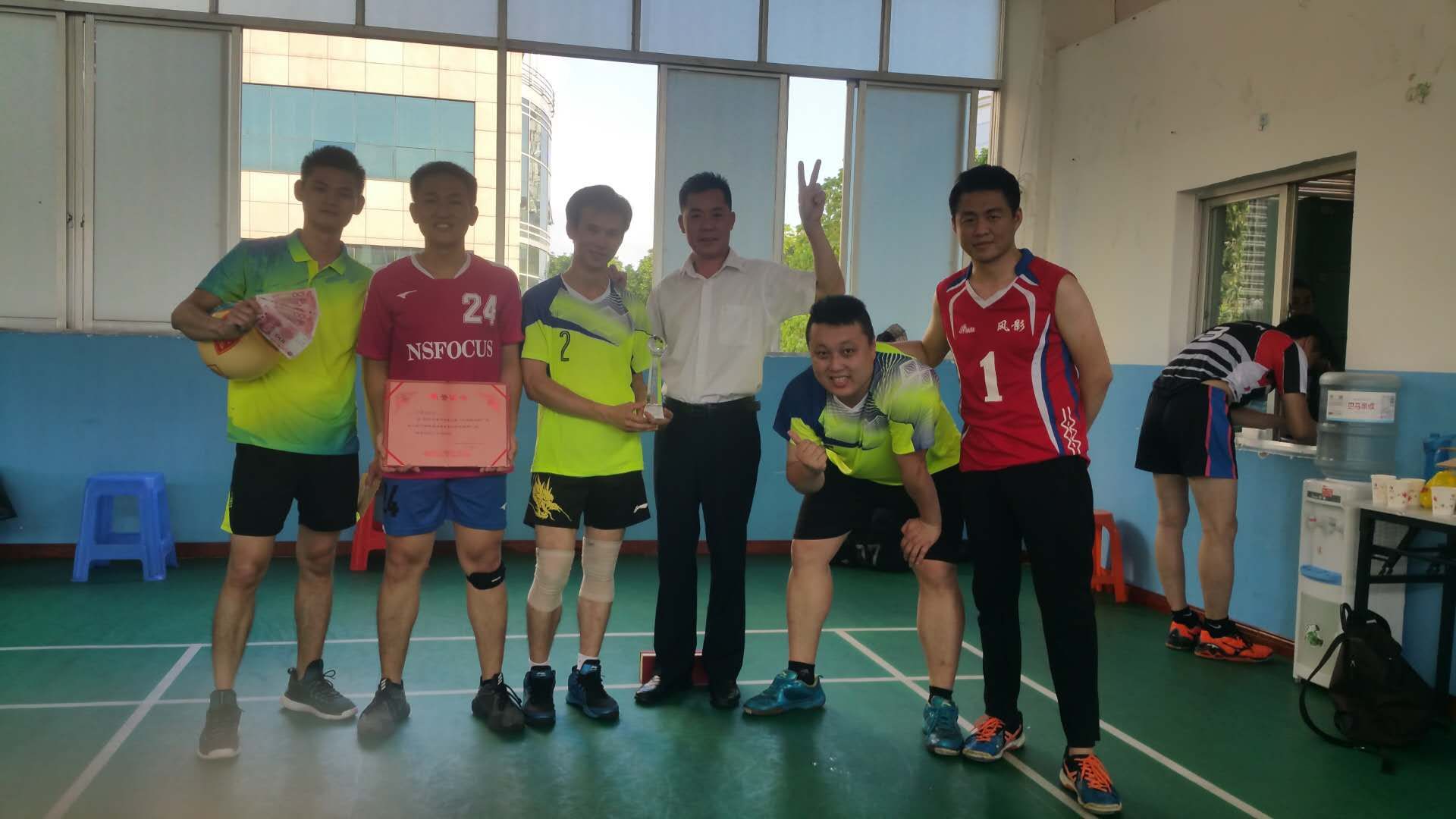 1526268903946656.jpg 001党委韦浩明书记和参赛队员合影.jpg