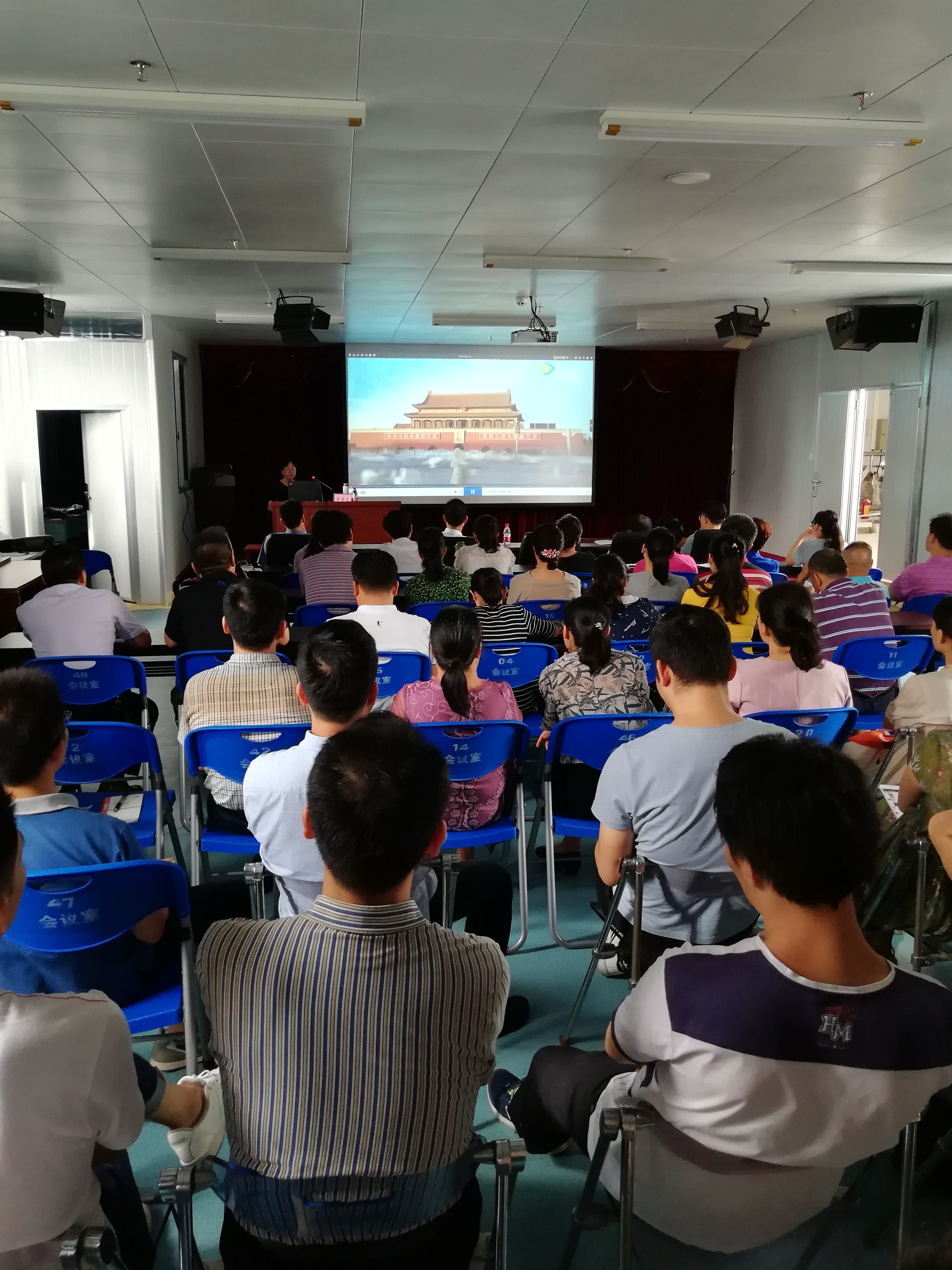 4--各党员干部正在观看学习教育视频.jpg