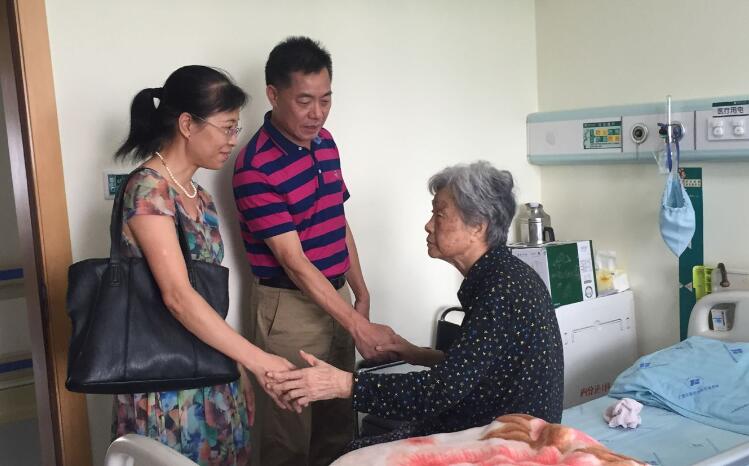 1530586876188393.jpg 001 韦浩明书记慰问老党员肖韬同志.jpg
