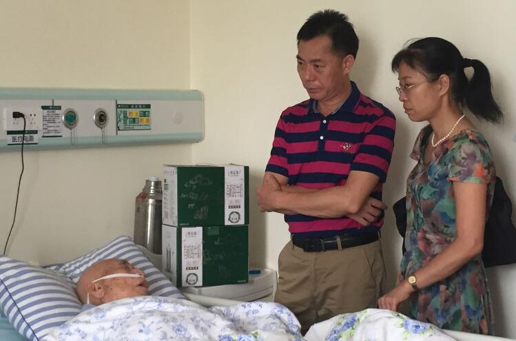 1530586898684721.jpg 002 韦浩明书记慰问老党员孙德训同志.jpg