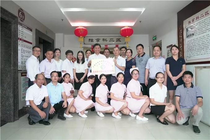 1531991791467454.jpeg 010安平教授率银质针技术团队在玉林市中医医院推拿科二区进行点评、指导.jpeg