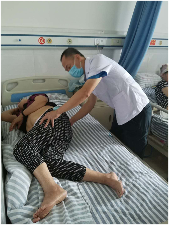 安平主任查看病人.png