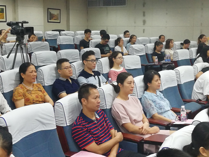 004我院党员正在认真聆听选手们的演讲.jpg
