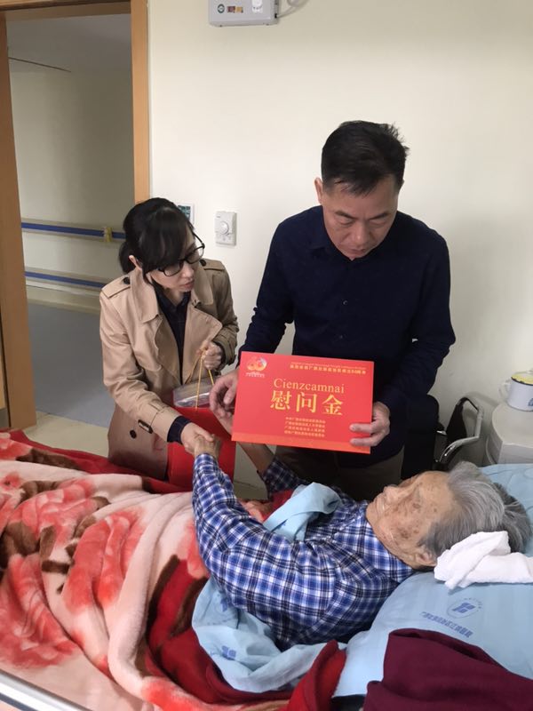 党委韦浩明书记带领相关科室负责人慰问老干部01.jpg
