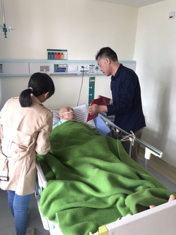 党委韦浩明书记带领相关科室负责人慰问老干部03.jpg