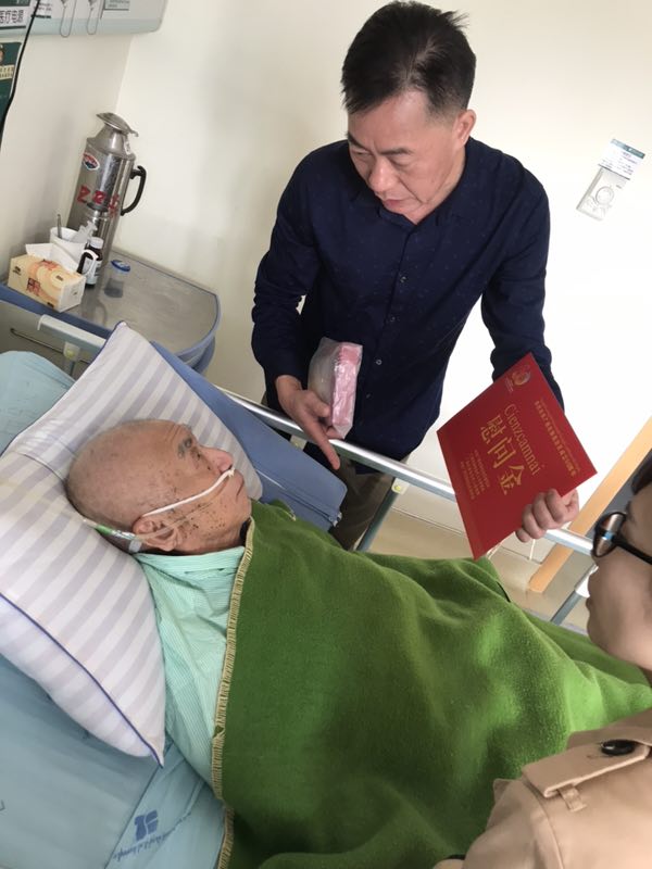 党委韦浩明书记带领相关科室负责人慰问老干部04.jpg