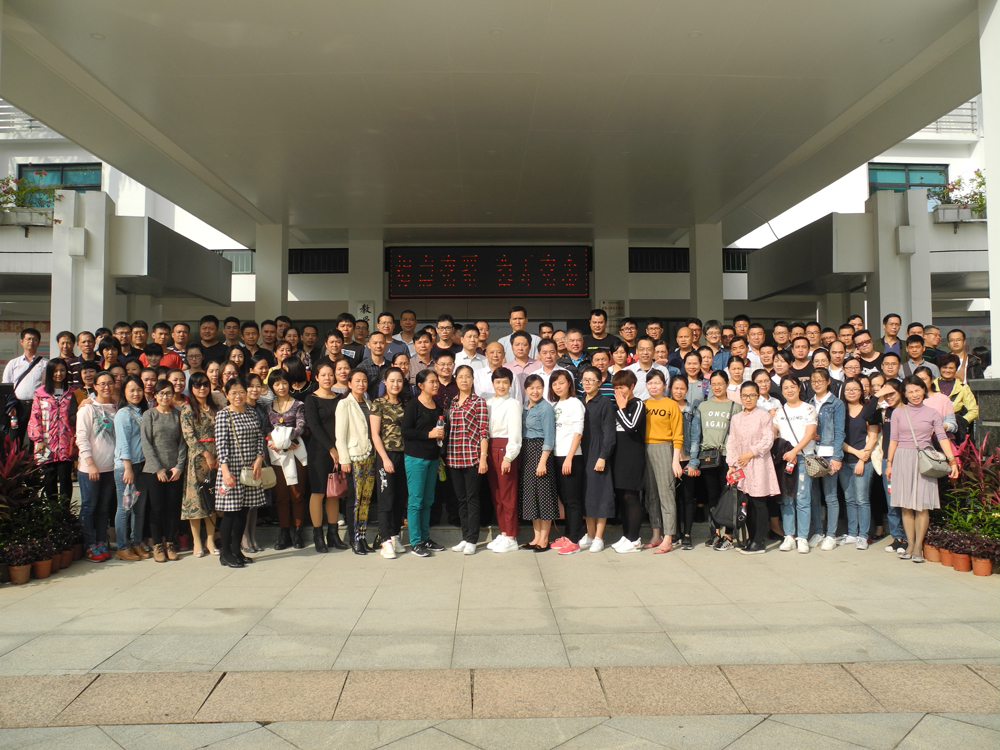1545035685457298.jpg 003全体党员在广西南宁市反腐倡廉警示教育馆前合影.JPG