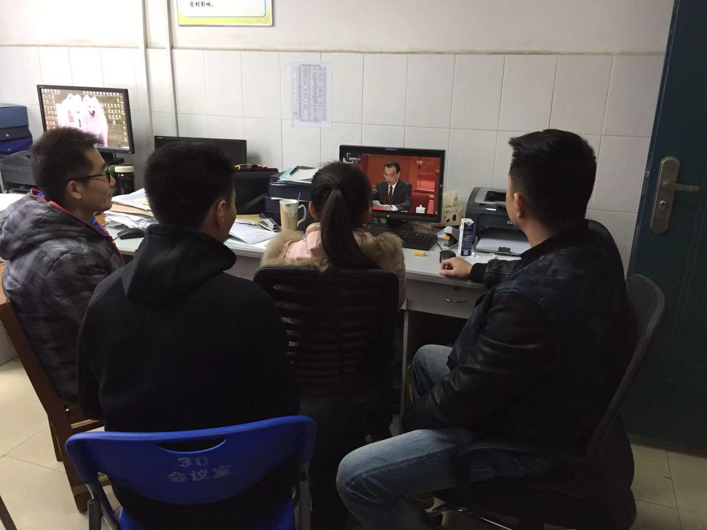 002各科室组织观看庆祝改革开放40周年大会直播.jpg