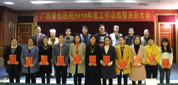 006党委韦浩明书记为荣获年度考核优秀个人的人员颁奖.JPG