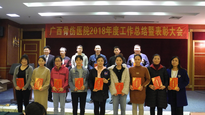 009党委沈茂荣副书记为荣获先进工作者称号的人员颁奖.JPG