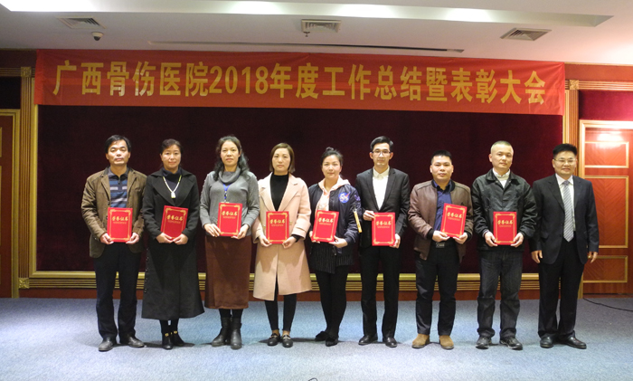 011党委沈茂荣副书记为荣获科技先进个人荣誉的人员颁奖.JPG