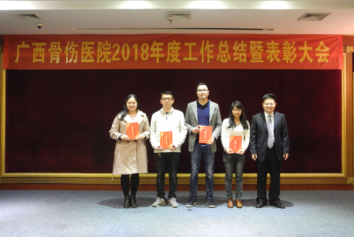 015党委沈茂荣副书记为荣获优秀感控个人荣誉的人员颁奖.JPG