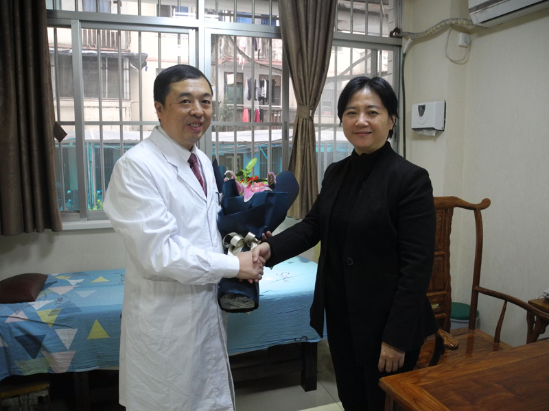 1548991170140843.jpg 001自治区中医药管理局姚春局长慰问正在出诊的纪委李宏宇书记.JPG