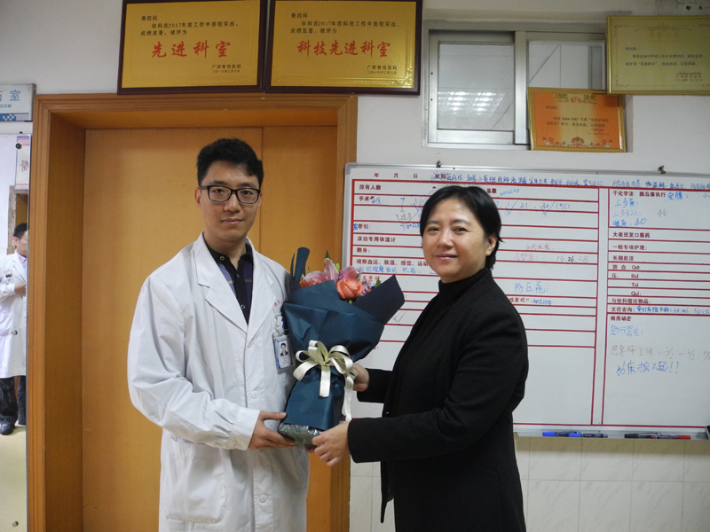 1548991214693285.jpg 002自治区中医药管理局姚春局长慰问骨四科孟林副主任.JPG
