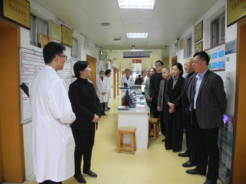 1548991234490433.jpg 003局领导在与胡德宏院长、党委韦浩明书记及临床科室医护人员亲切交谈.JPG