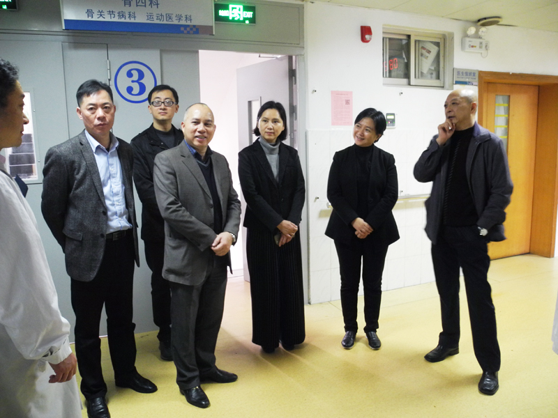 1548991264100294.jpg 004局领导在与胡德宏院长、党委韦浩明书记及临床科室医护人员亲切交谈.JPG