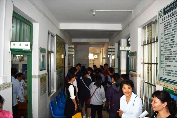 1553585324113177.jpg 004许多颈肩腰腿痛的病人慕名而来,在治疗室外等候专家的病情评估及治疗.jpg