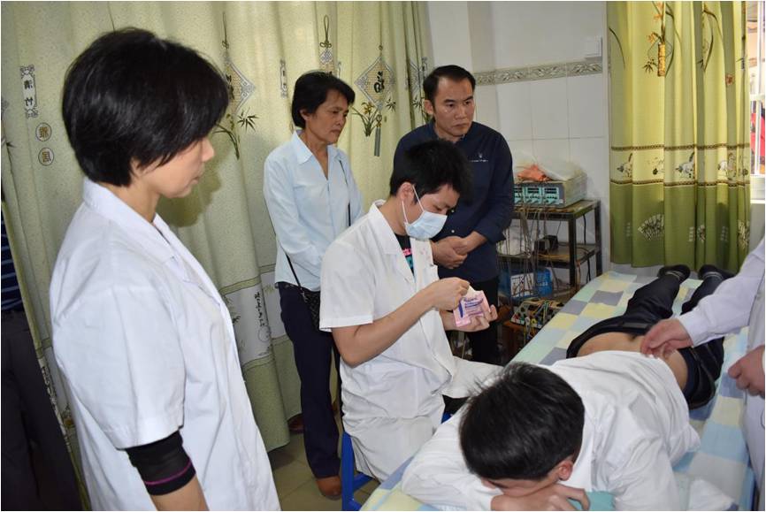 1553585393764201.jpg 007传统疗法科医师团队现在治疗颈肩腰腿痛病人.jpg