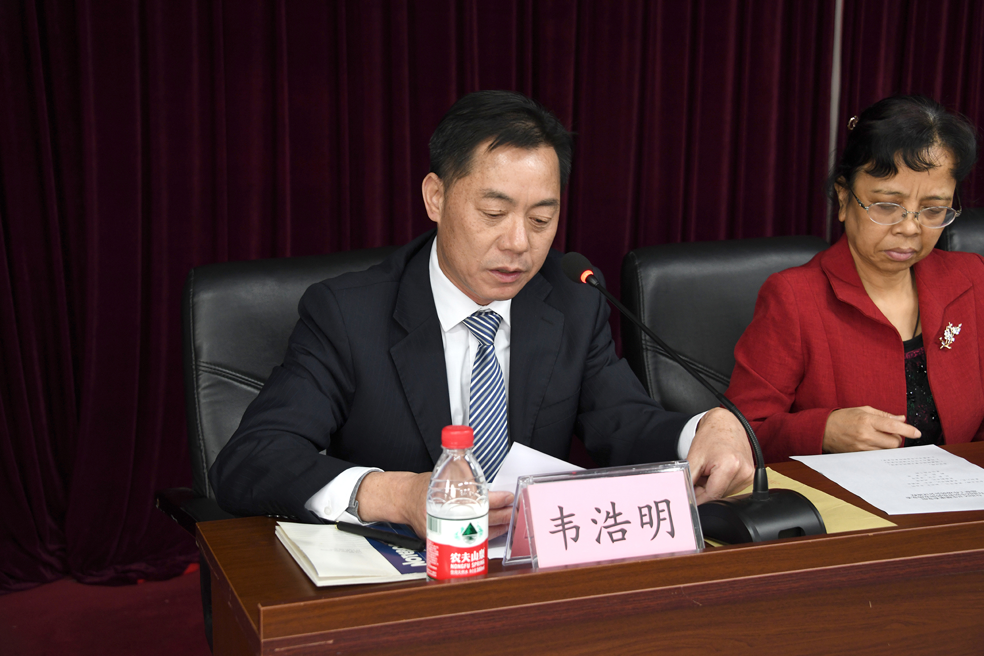1555904839114408.jpg 0033 党委韦浩明书记主持会议并作表态发言.jpg