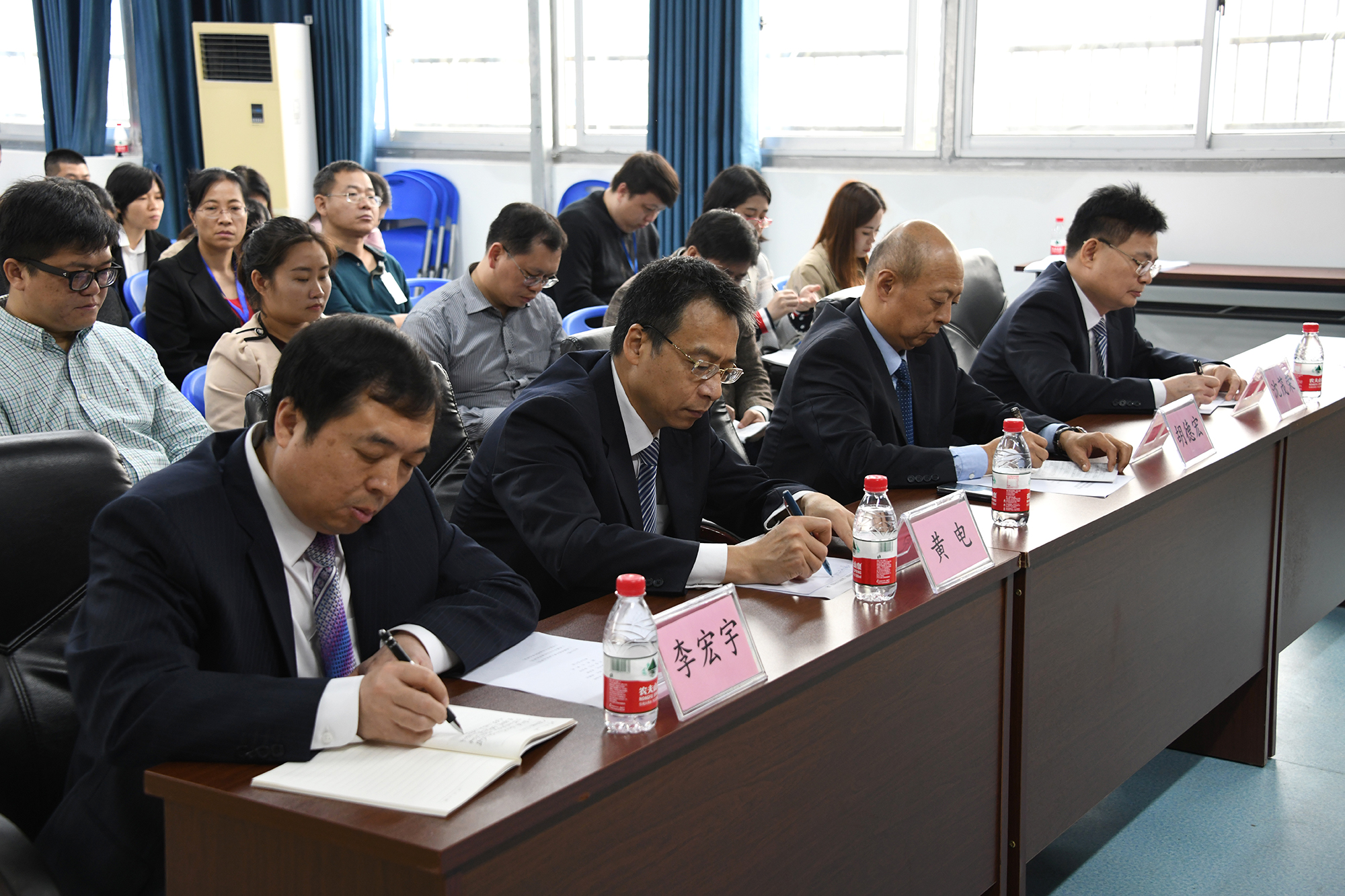 1555904975120424.jpg 0044 胡德宏院长、党委沈茂荣副书记、黄电副院长、纪委李宏宇书记出席会议,全体中层干部列席会议.jpg