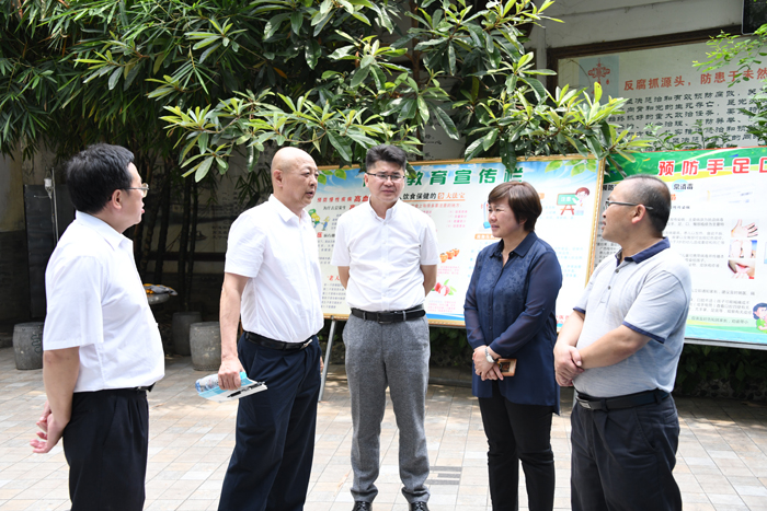 胡德宏院长在凌云县中医医院现场调研，凌云县人大常委会主任韦将良、凌云县委常委、宣传部部长、副县长黄凤萍、县卫健局局长吴先湘、凌云县中医医院院长何建欣陪同.jpg