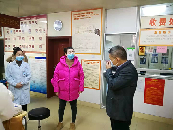 004副院长龙胜泽到方园卫生服务中心检查疫情防控情况.jpg