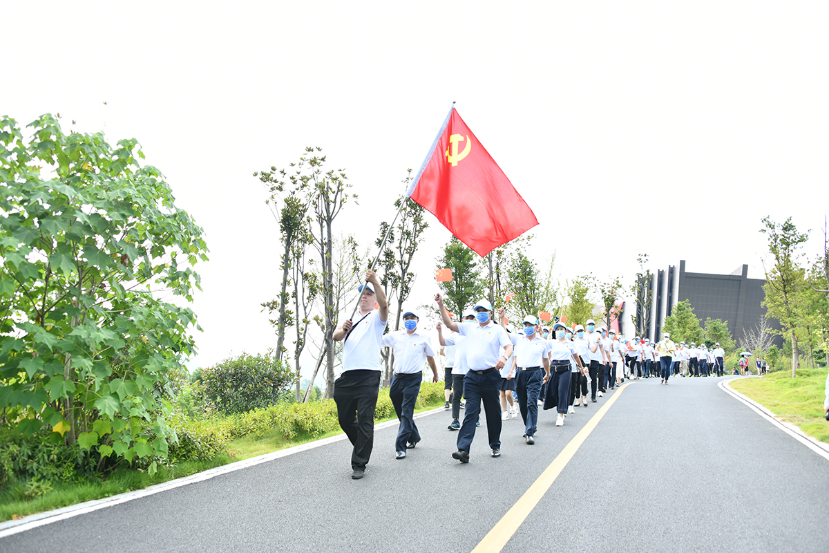 010 全体学员列队前往红军长征湘江战役凭吊广场.JPG