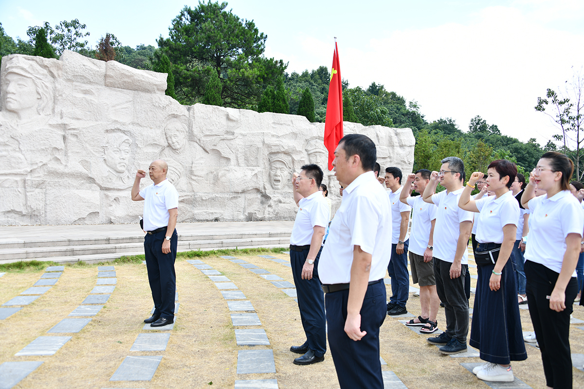 012 胡德宏书记带领全体学员重温入党誓词.JPG