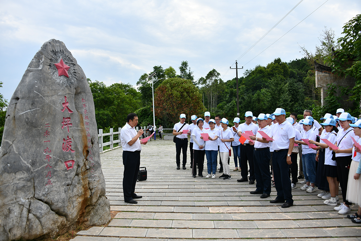 013 在大坪渡口旧址，李宏宇院长带领集体诵读诗歌《湘江为英雄歌唱》.JPG