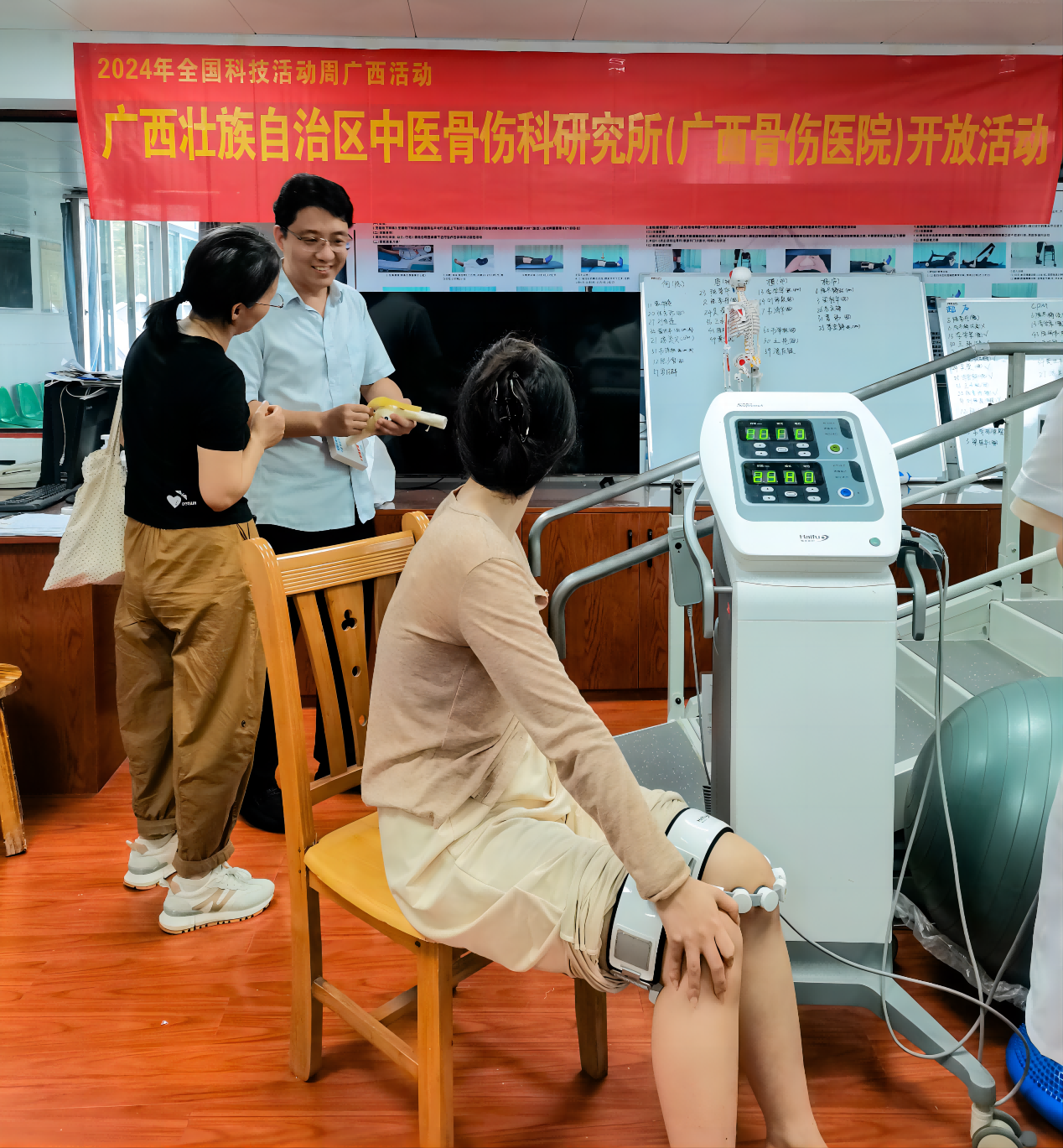副院长孟林向公众讲解超声波治疗膝关节炎的原理和优势(1)