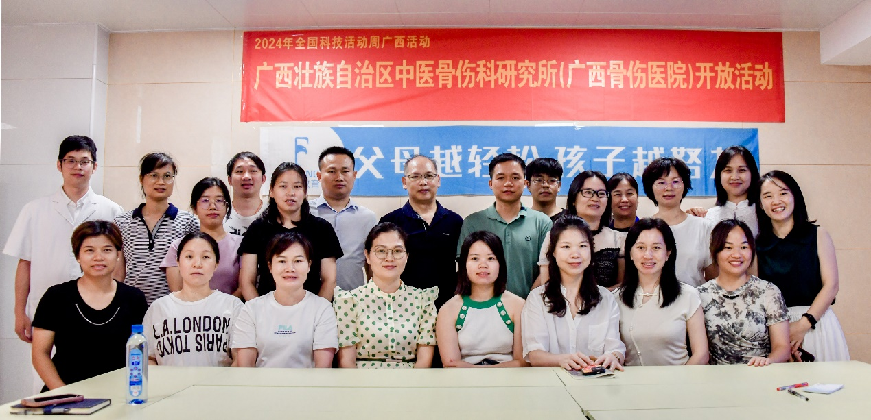 参加开放日活动的公众合影